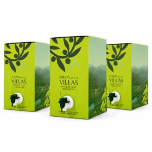 Tres envases Bag in Box Picual de 5 litros de Puerta de Las Villas con grifo dispensador sobre fondo blanco.