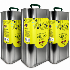 Tres latas de 5 litros de aceite de oliva virgen extra Picual Envero Puerta de Las Villas sobre fondo blanco.