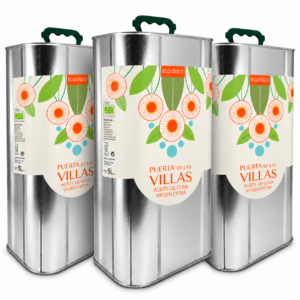 Tres latas de 5 litros de aceite Picual Envero Ecológico Puerta de Las Villas sobre fondo blanco