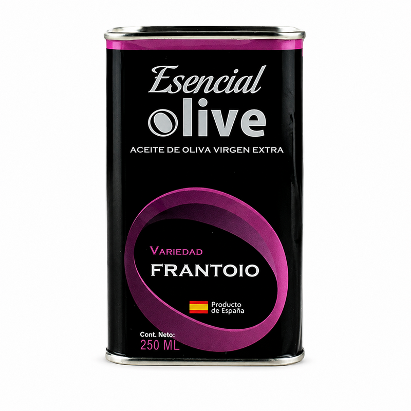 Lata Esencial Olive Picual Temprano de 250 ml con aceitunas verdes y un cuenco de aceite ante un olivar
