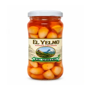 Tarro de cristal de ajos serranos El Yelmo de 200 g sobre fondo blanco