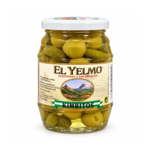 Tarro de Kimbitos El Yelmo de 170 g escurridos, aceitunas Manzanilla rellenas de pepinillo, sobre fondo blanco.