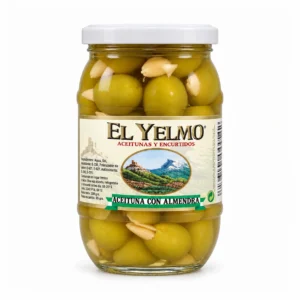 Tarro de aceituna Manzanilla rellena de almendra El Yelmo de 200 g sobre fondo blanco.