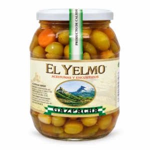 Tarro de aceitunas aliñadas picantes tipo Gazpacha El Yelmo de 500 g escurridos sobre fondo blanco.