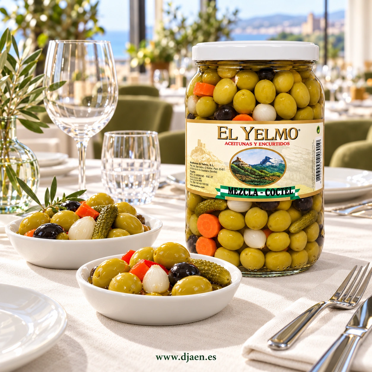 Tarro de aceitunas mezcla cóctel El Yelmo de 1100 g con dos cuencos de aperitivo en una mesa de restaurante.