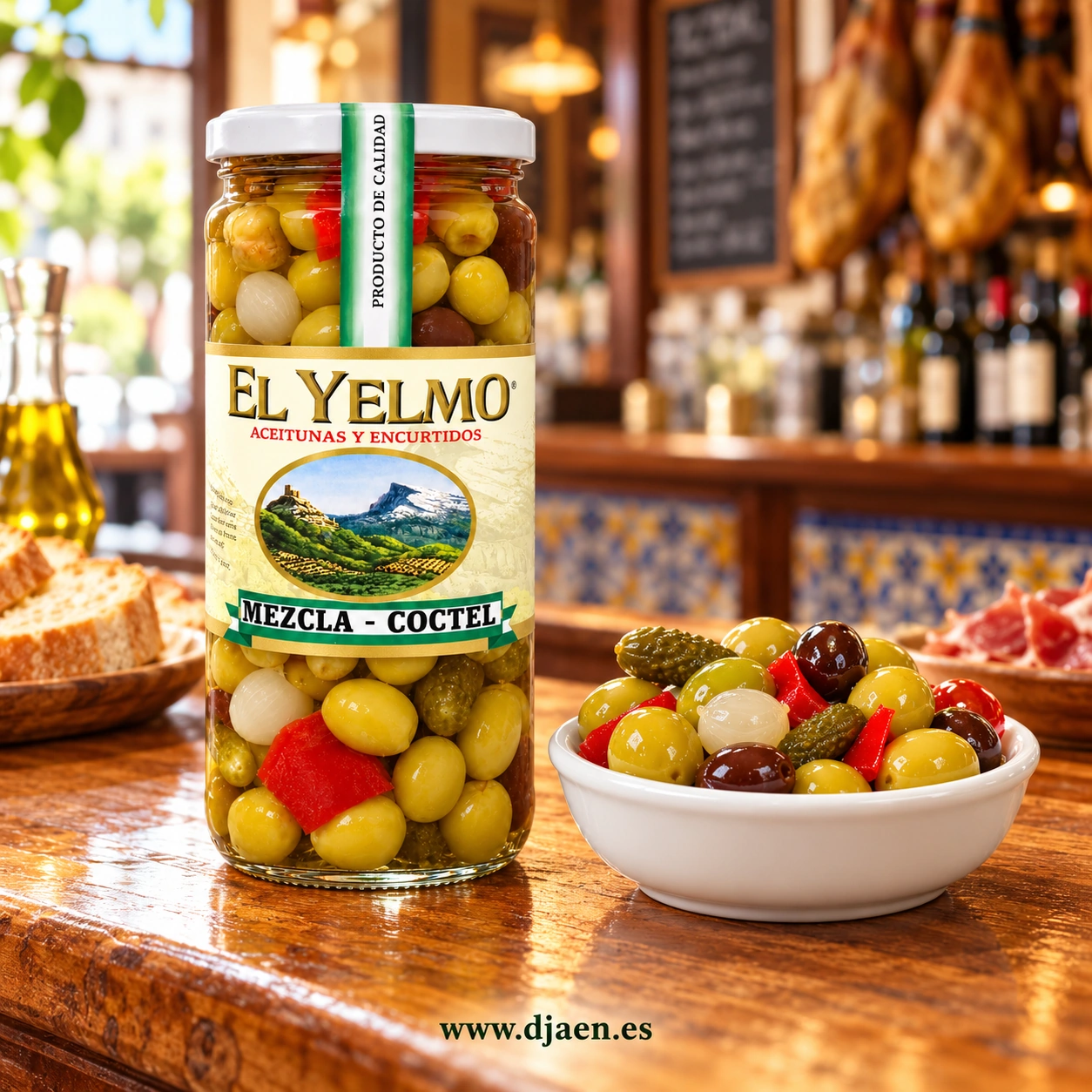 Tarro de aceitunas mezcla cóctel El Yelmo de 400 g junto a un cuenco de aceitunas y encurtidos sobre la barra de un bar.