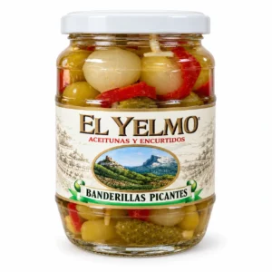 Tarro de banderillas picantes El Yelmo de 150 g con pepinillo entero sobre fondo blanco