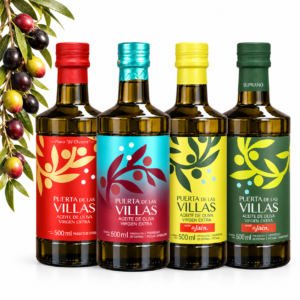 Pack regalo AOVE con uatro botellas de Puerta de las Villas de 500 ml sobre fondo blanco, con una rama de olivo a la izquierda.