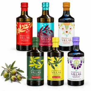 Pack de AOVE para regalar. Seis botellas de Puerta de Las Villas escalonadas sobre fondo blanco con una rama de olivo